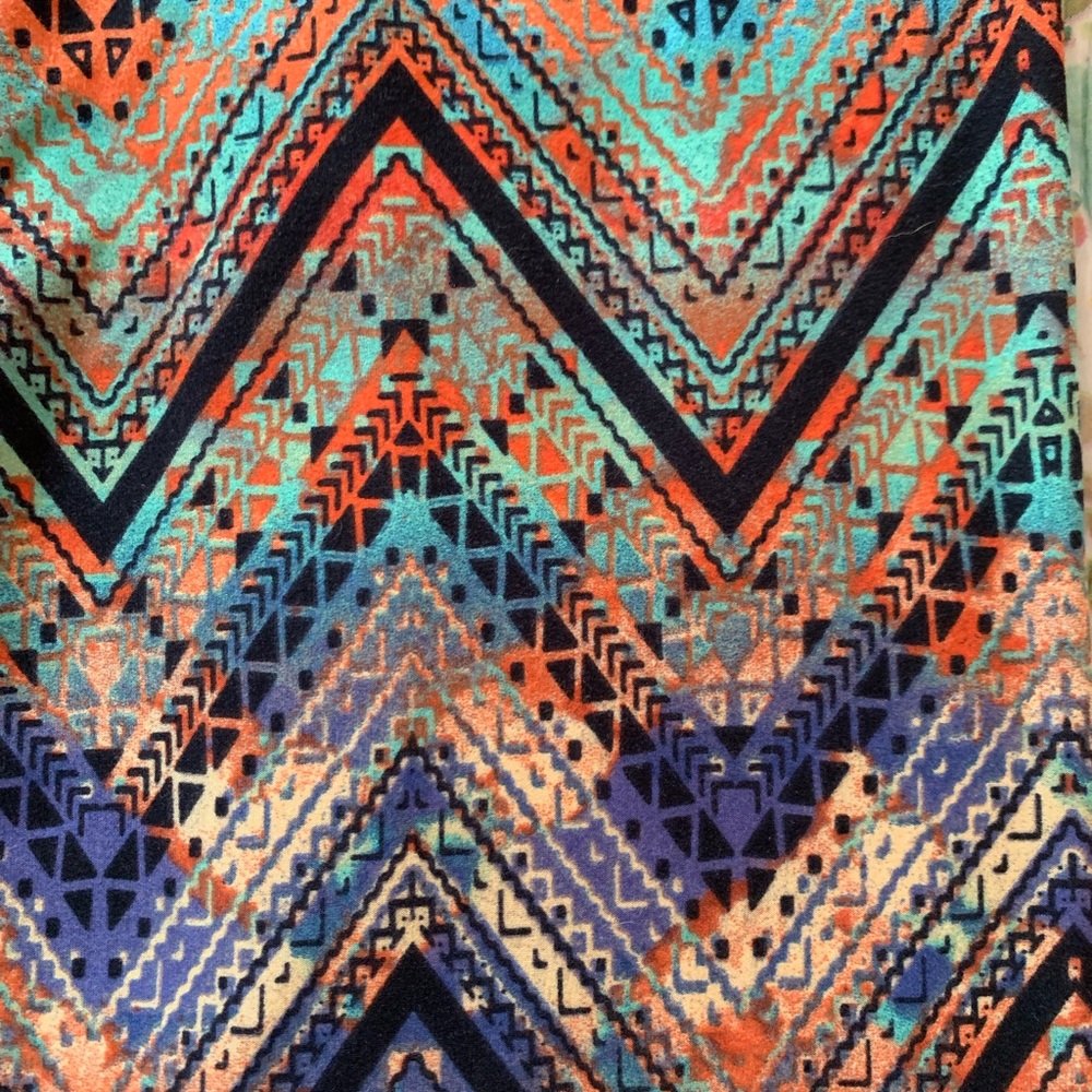 Colorful Chevron Patterned Leggings - Picture 4 of 6